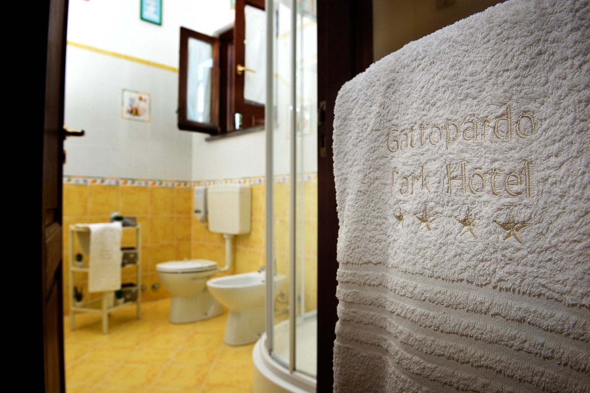 Italien Liparische Inseln Hotel Gattopardo Park Badezimmer