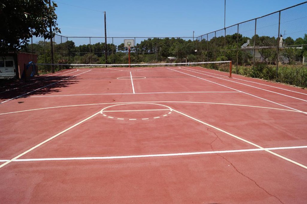Griechenland Peloponnes Brati Arcoud Tennisplatz